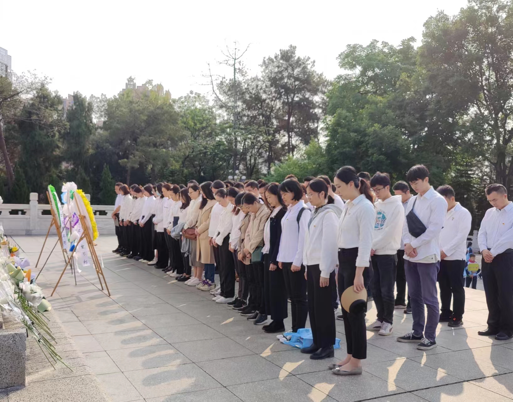 市排水公司黨總支、南寧建康環(huán)保公司黨支部開展“緬懷革命先烈，賡續(xù)紅色基因”聯(lián)合主題黨日活動(dòng)