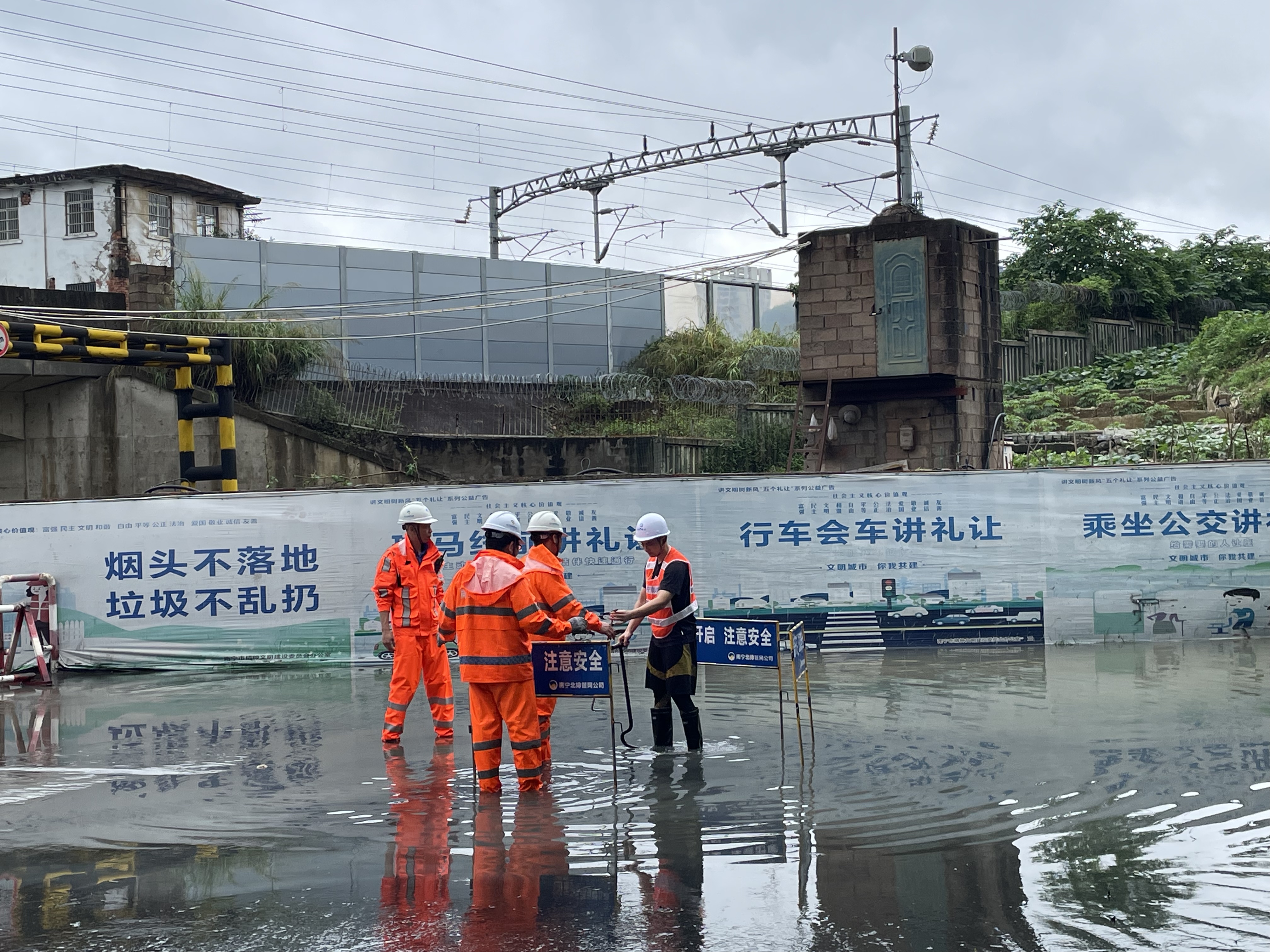 積極應(yīng)對強降雨，市排水公司連夜出擊排水搶險